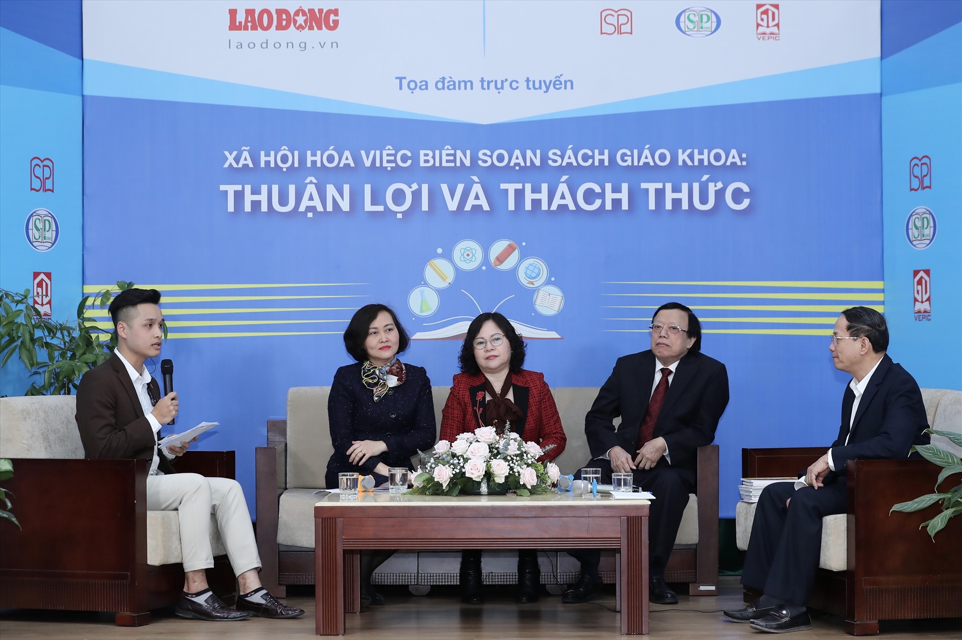 Công bố chính thức bộ sách giáo khoa xã hội hóa đầu tiên tại Việt Nam